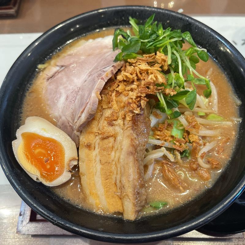 かぶりつきチャーシュー味噌らぁめん(完熟味噌らぁめん かなで商店)