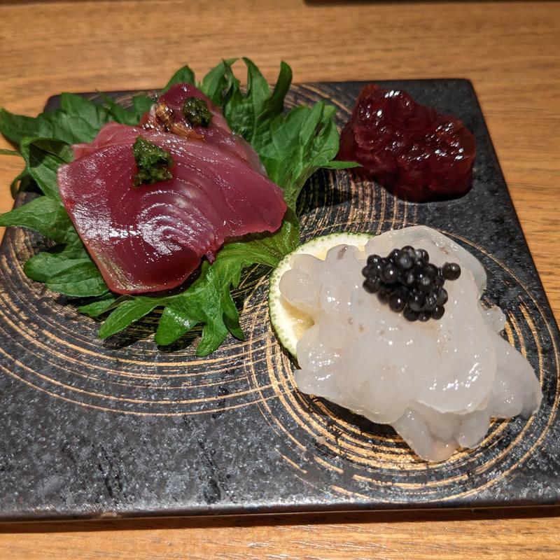 富山産白エビ、三重産カツオ、羅臼産筋子(鮨いさお)