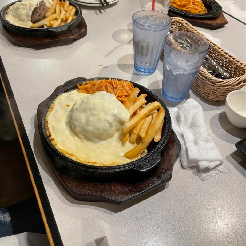 焦がしとろとろチーズの 荒びきハンバーグ(ハローキッド 太平通店)