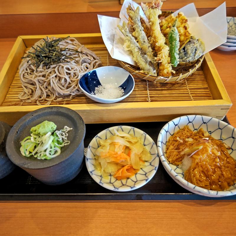 稚鮎の天盛りとなめ茸おろしそば(天丼はま田 横浜丸山台店)