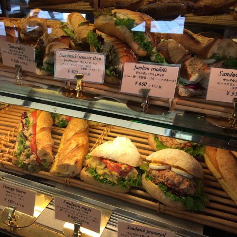 チキンとキャロットラペのバゲットサンド(ブラッスリー・ヴィロン 渋谷店)