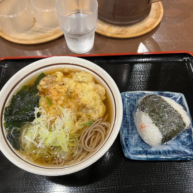 タコゲソ天そば、おにぎり(蕎麦饂飩 壱参壱 酒場)
