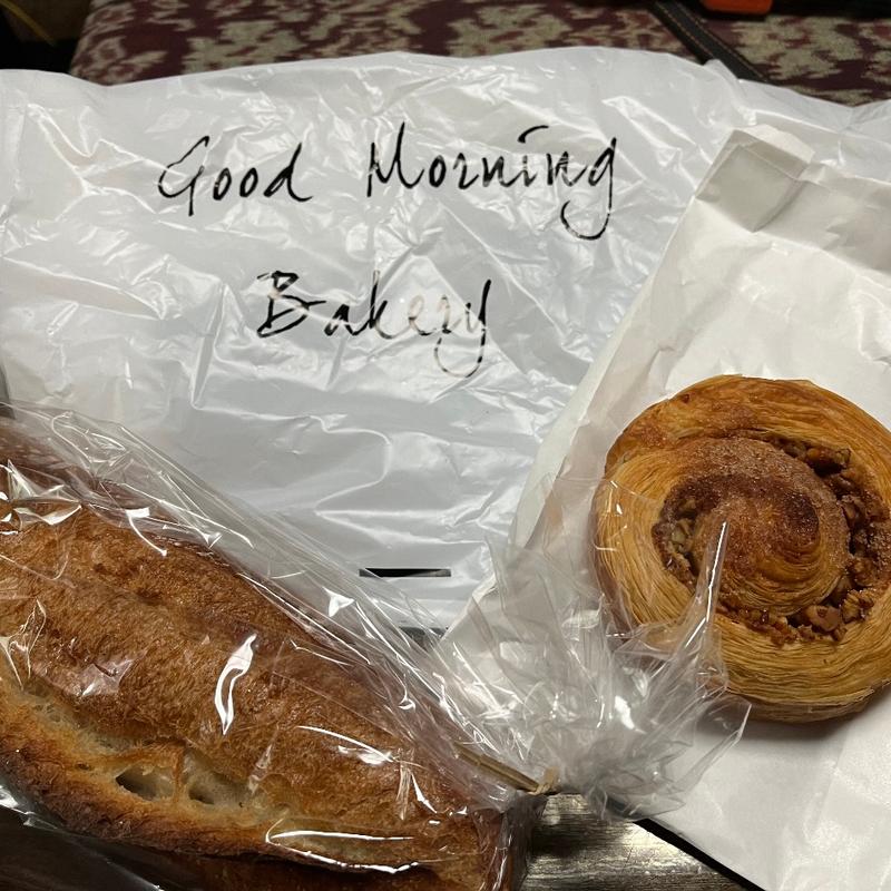 フランスパン・シナモンロール(グッドモーニングベーカリー)