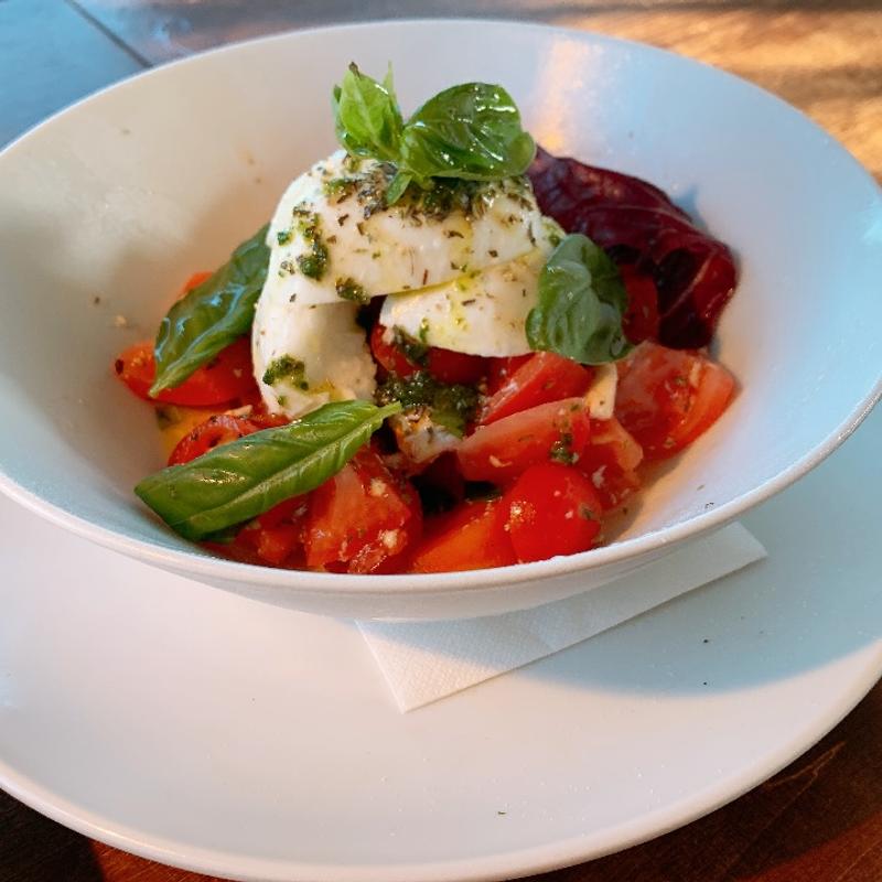 トマトとモッツァレラチーズのカプレーゼ(CHIKICHIKI & TANTAN)