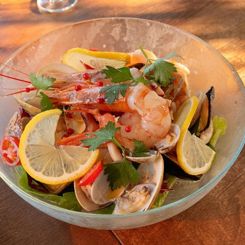 8種類魚介のマリネを乗せたインサラダマーレ(CHIKICHIKI & TANTAN)