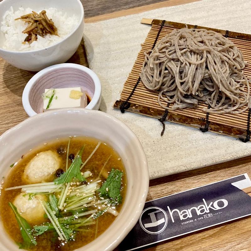 鶏つくねと水菜のごま柚子塩つけざる蕎麦(hanako next)