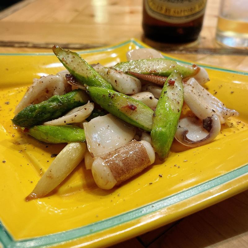 アスパラとイカ下足 酒盗バターソテー(大衆酒場 チャン栓チャン)
