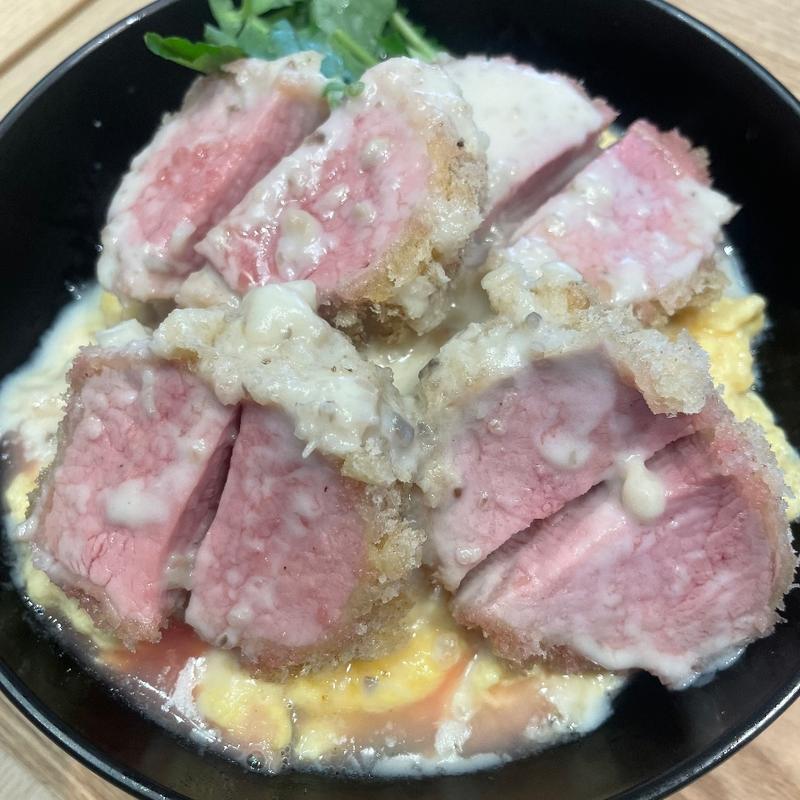 黒トリュフクリームソースヘレカツ丼(北新地とんかつエペ エキスポシティ店)