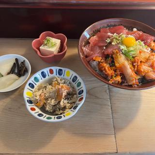 まぐろキムチ丼定食(定食屋SUSICO)