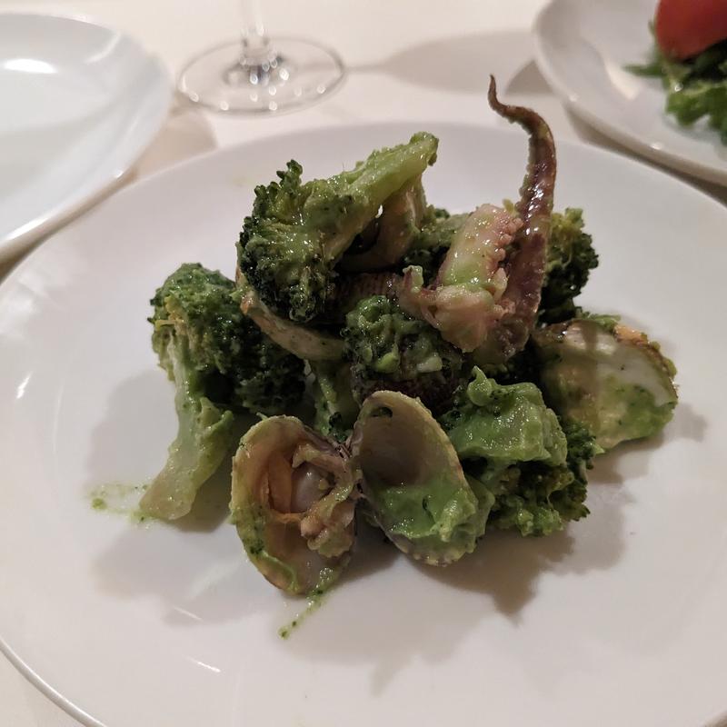 スルメイカとアサリ、ブロッコリー、燻製モッツァレラの冷製前菜(シシリヤ)