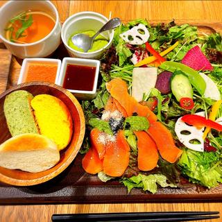 季節野菜のガーデンプレート〜スモークサーモンのカルパッチョ〜
