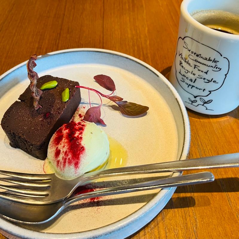 ビーツのガトーショコラ　ピスタチオアイス添え(Royal Garden Cafe & Tavern 豊洲店（ロイヤルガーデンカフェアンドタバーントヨステン）)