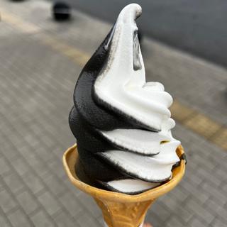 ブラック＆ホワイトソフトクリーム