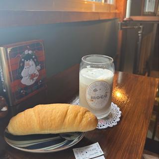 焼きたてパン＆牛乳コーヒー(CoffeeStand模糊(Moco))