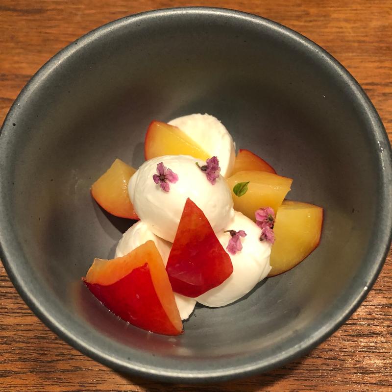 すももと水牛モッツァレラ(umbilical)