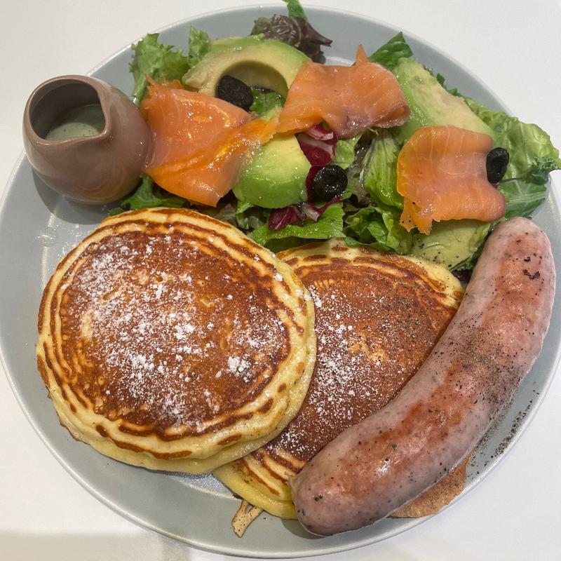 フレッシュアボカド＆サーモンとクラッシックパンケーキ(FLIPPER'S 梅田エスト店)