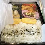 赤と白のハーフ&ハーフ(58 CATERING SERVICE)
