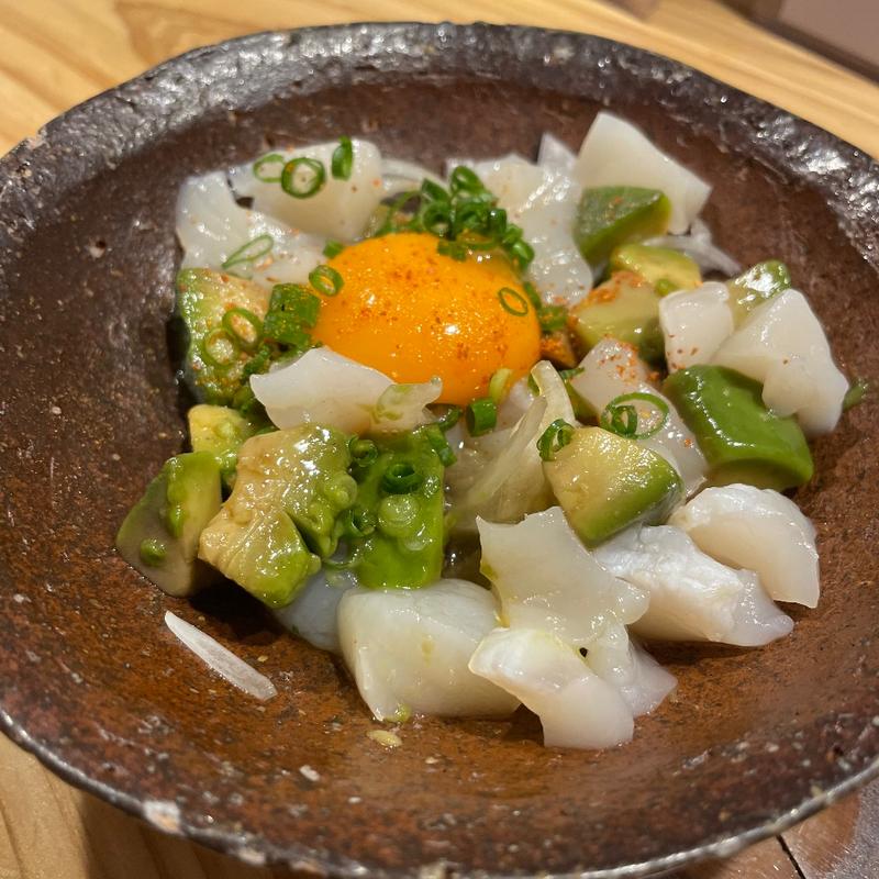 ホタテとアボカドユッケ(ごはんや松毬)