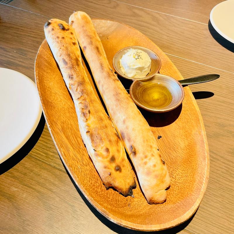 自家製やきたてフォカッチャと燻製ホイップバター(Lamb bistro & Wine bar ｜BISTRO PRIME LAMB (プライム ラム))