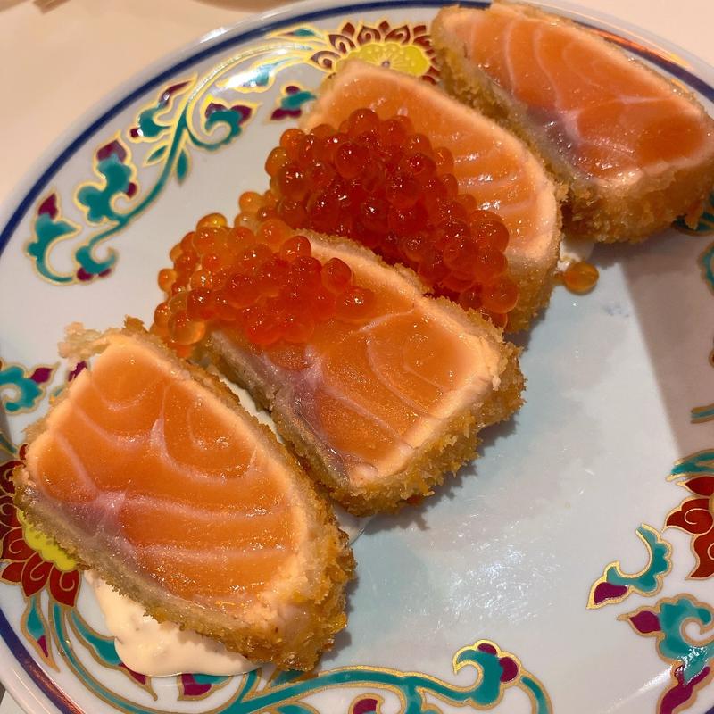 サーモンのレアカツ(カリヤピーポーパーク 右と左)