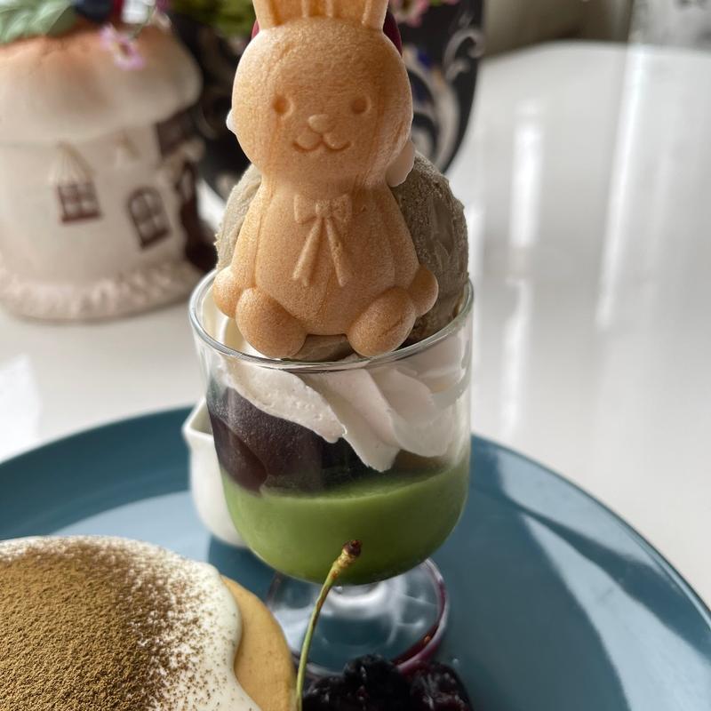 ほうじ茶クリームチーズとアメリカンチェリーのパンケーキ(カフェシュシュ)