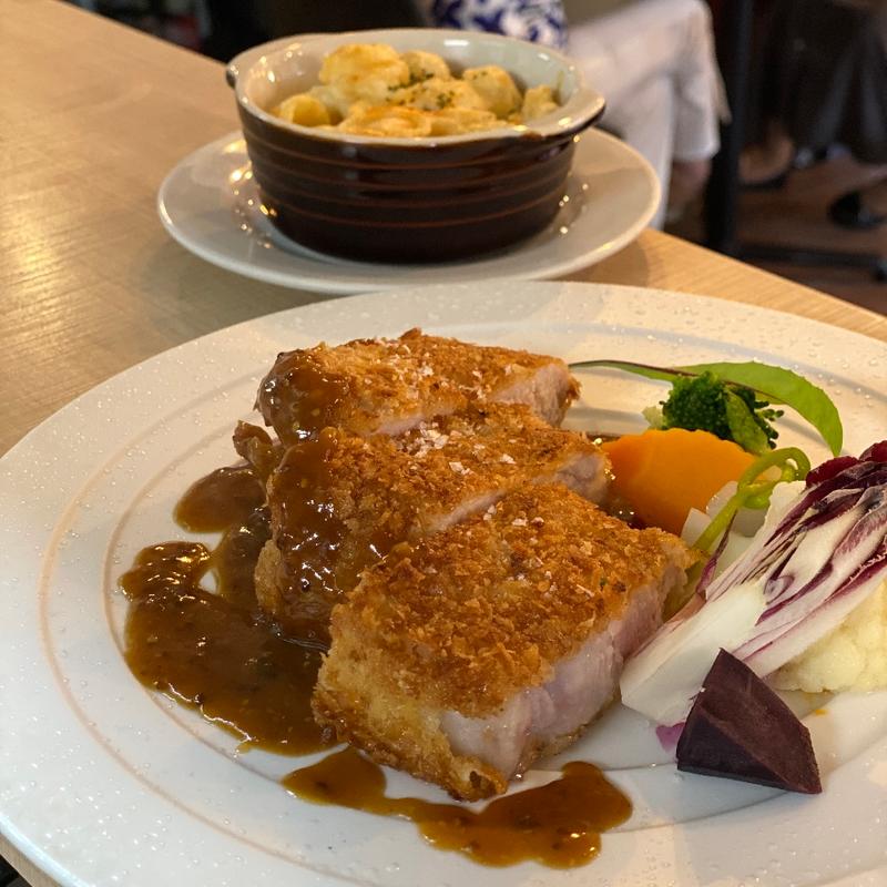 塩麹でマリネした国産豚ロースのパン粉焼き(オルタンシア ビストロ)