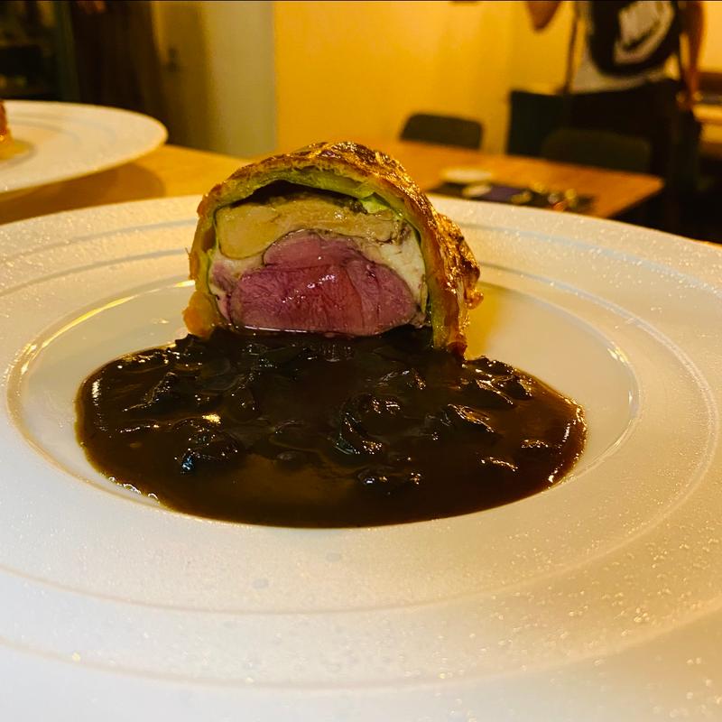 ランド産鳩とブルガリア産フォアグラのパイ包み焼き　内臓のソース(オルタンシア ビストロ)