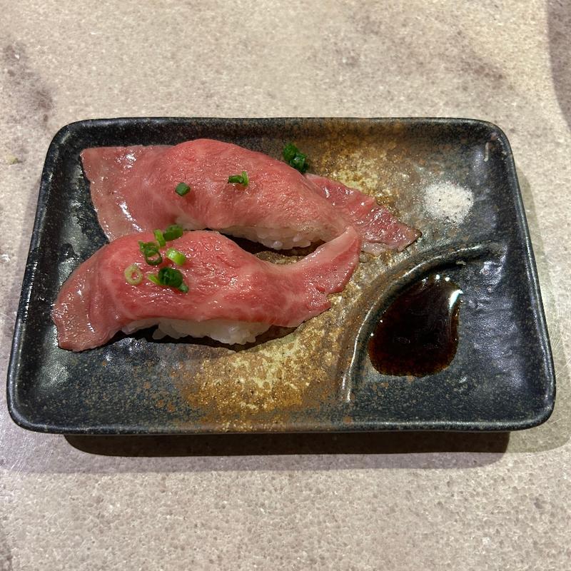 特上カルビの炙り寿司(焼肉桜苑)