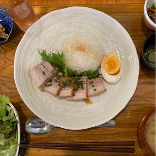 寝かせ玉ねぎとトロトロ豚の角煮膳(En-Gawa Cafe)