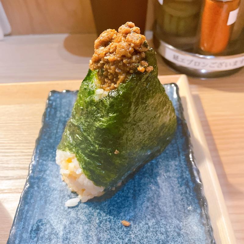 肉そぼろ卵黄おにぎり(中華そば おにぎり 番い-tsugai)