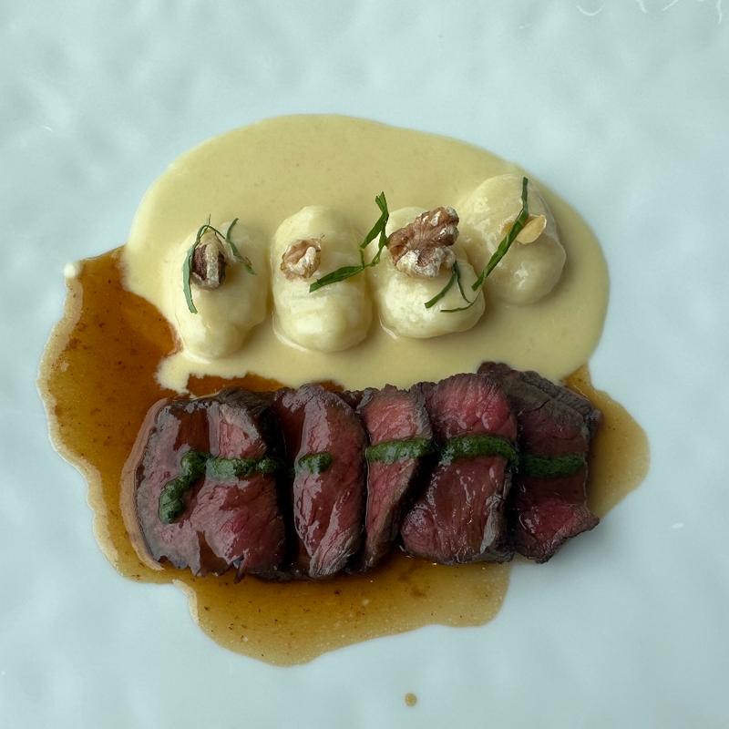 交雑牛のロティ　新じゃがのニョッキパルメザンのクリームソース(ジャルダン ポール・ボキューズ )