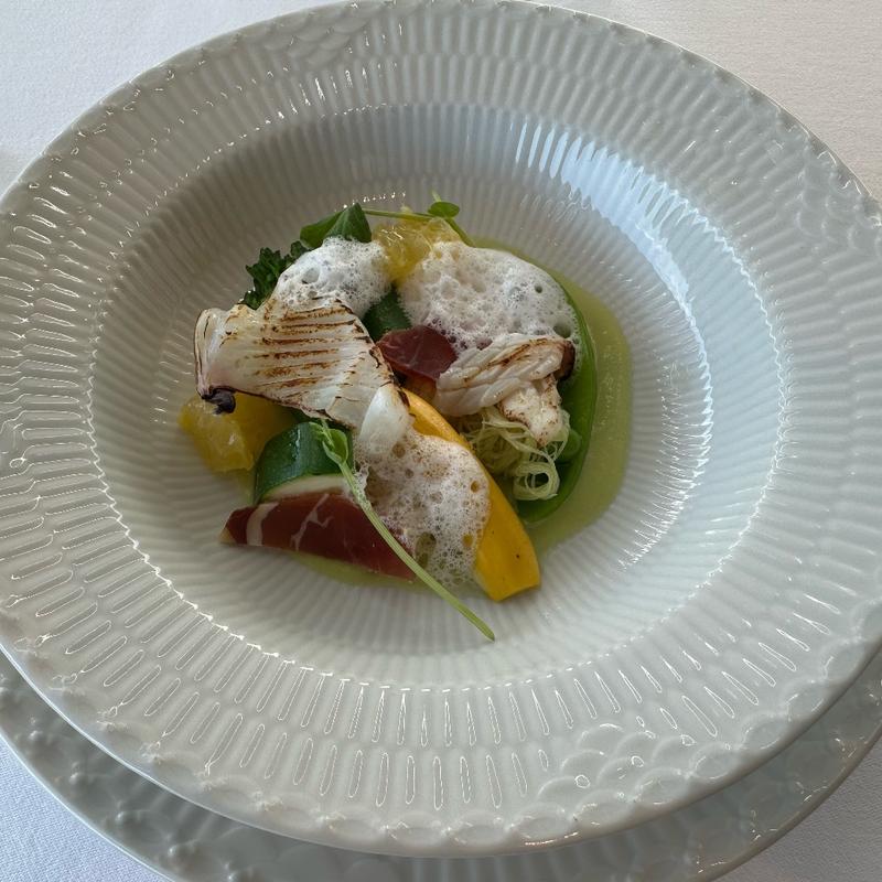 初夏の季節野菜ヤリイカのソテーと生ハムそら豆のクーリ(ジャルダン ポール・ボキューズ )