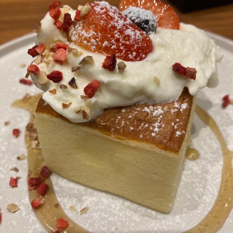 苺とブルーベリーのスフレケーキ(ワイアードキッチン 南町田グランベリーモール店 （WIRED KITCHEN）)
