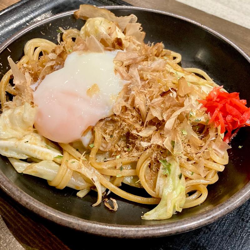 ソース焼きそば　温泉たまごﾄｯﾋﾟﾝｸﾞ(囲炉裏茶屋 （?・膂）)