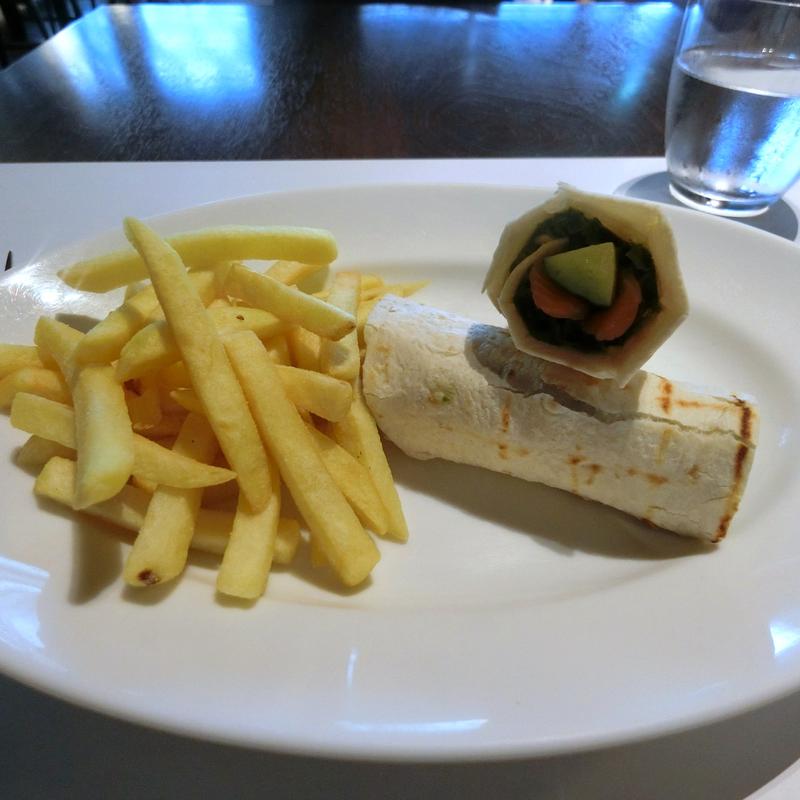 自家製スモークサーモンのトルティーヤラップ(TWO ROOMS CAFE GRILL BAR)