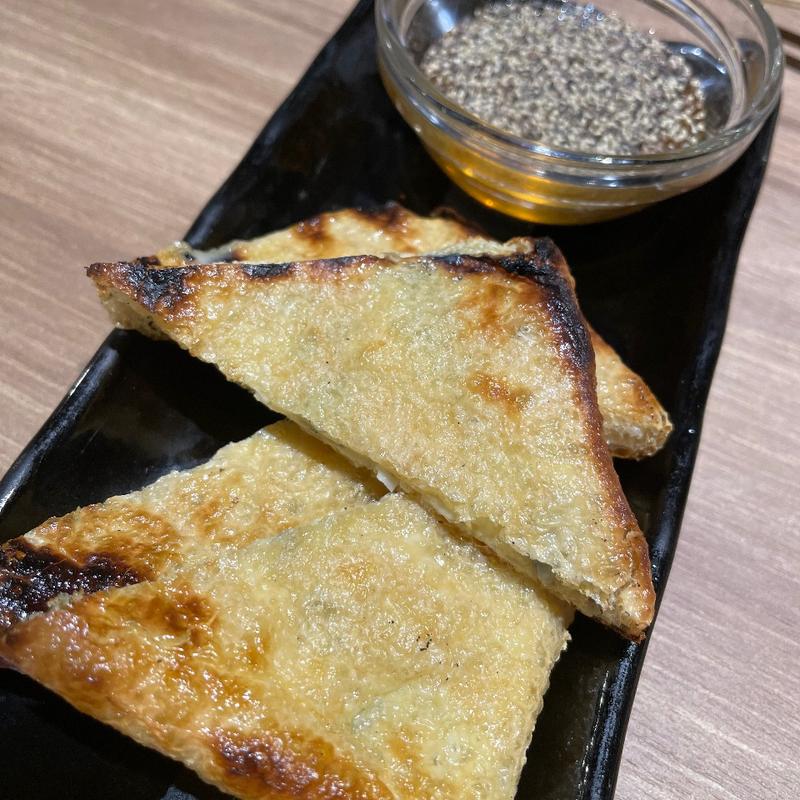 ブルチーズ稲荷焼き胡麻はちみつソース(佐賀県三瀬村 ふもと赤鶏 田町店)