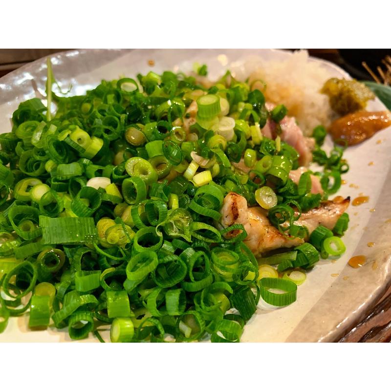 むね肉炙りポンズ葱まみれ(備長炭やきとり笹屋 なんば｜千日前店)