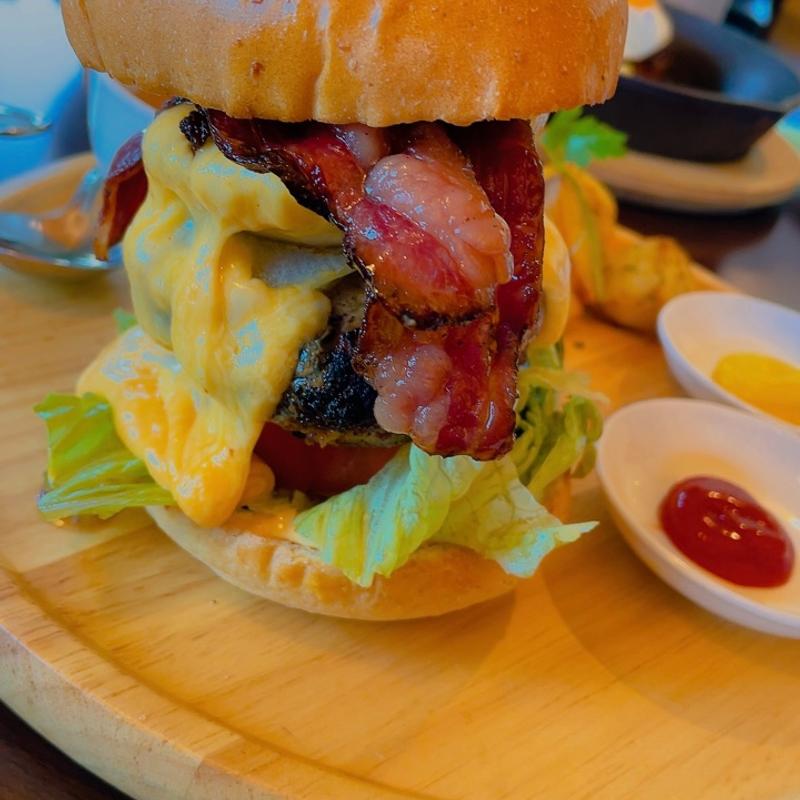 スペシャルハンバーガー(白老牛の店いわさき ご馳走亭)