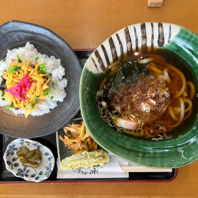 うどんセット(ちらし寿司)(道の駅 おばあちゃん市・山岡)