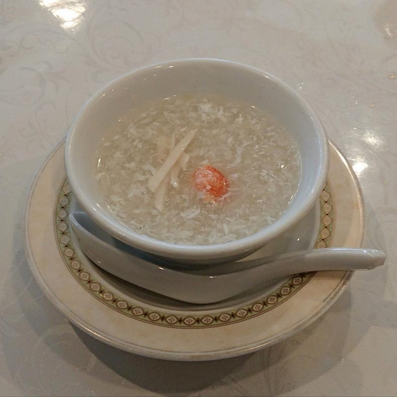燕の巣と蟹肉入りスープ(個室名物炒飯 翡翠楼(ヒスイロウ)本店 横浜中華街)