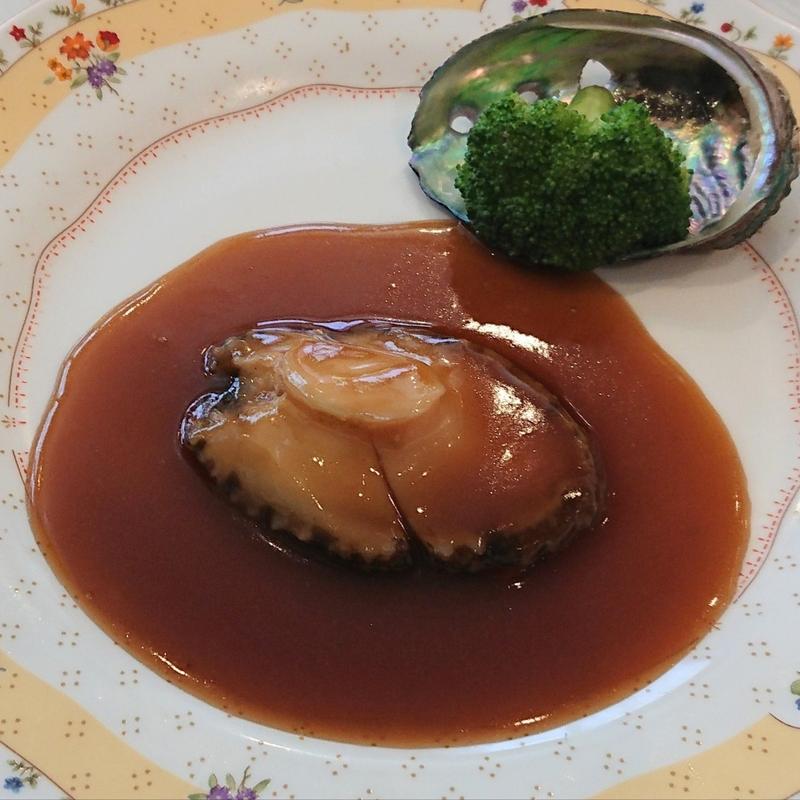 市場直送活き鮑のステーキ(個室名物炒飯 翡翠楼(ヒスイロウ)本店 横浜中華街)