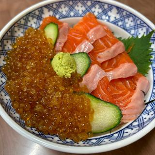 虹鱒とイクラ丼(郷土料理 奈辺久（なべきゅう）)