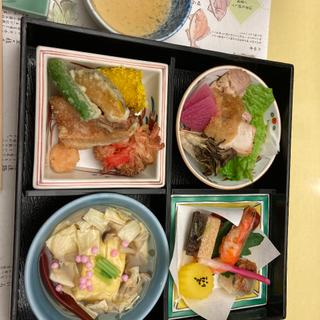 【ご昼食】  季節の箱盛膳(日本料理　弓張月 （ユミハリツキ）)