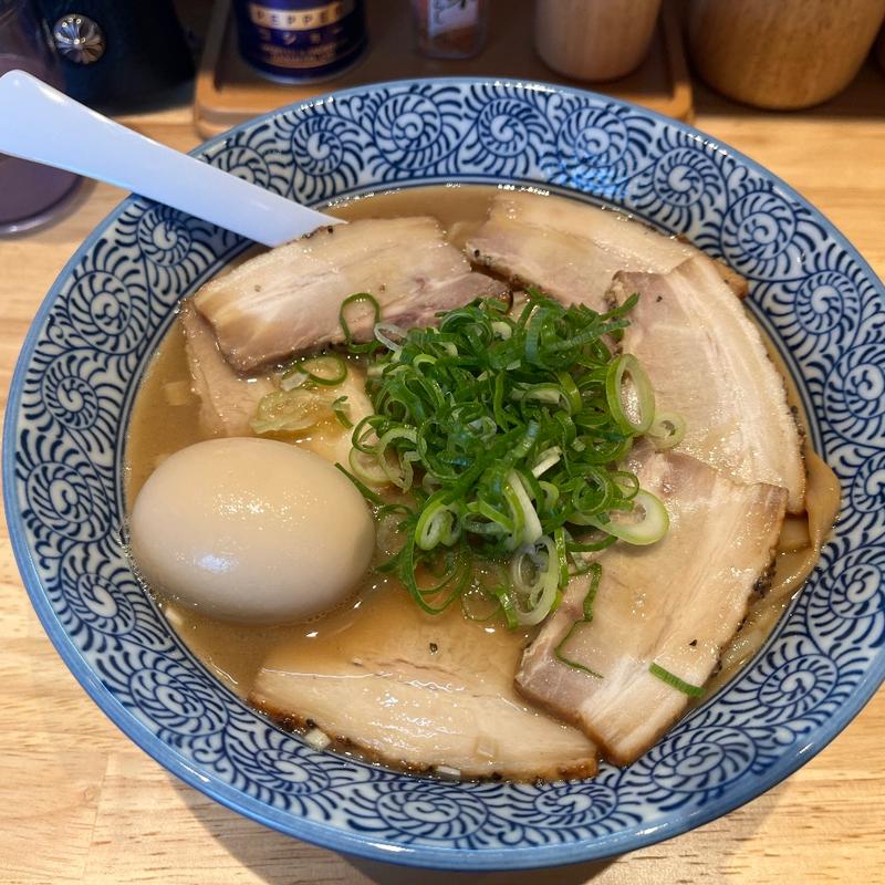豚骨煮干チャーシュー麺　麺大盛　味玉(麺や歩)