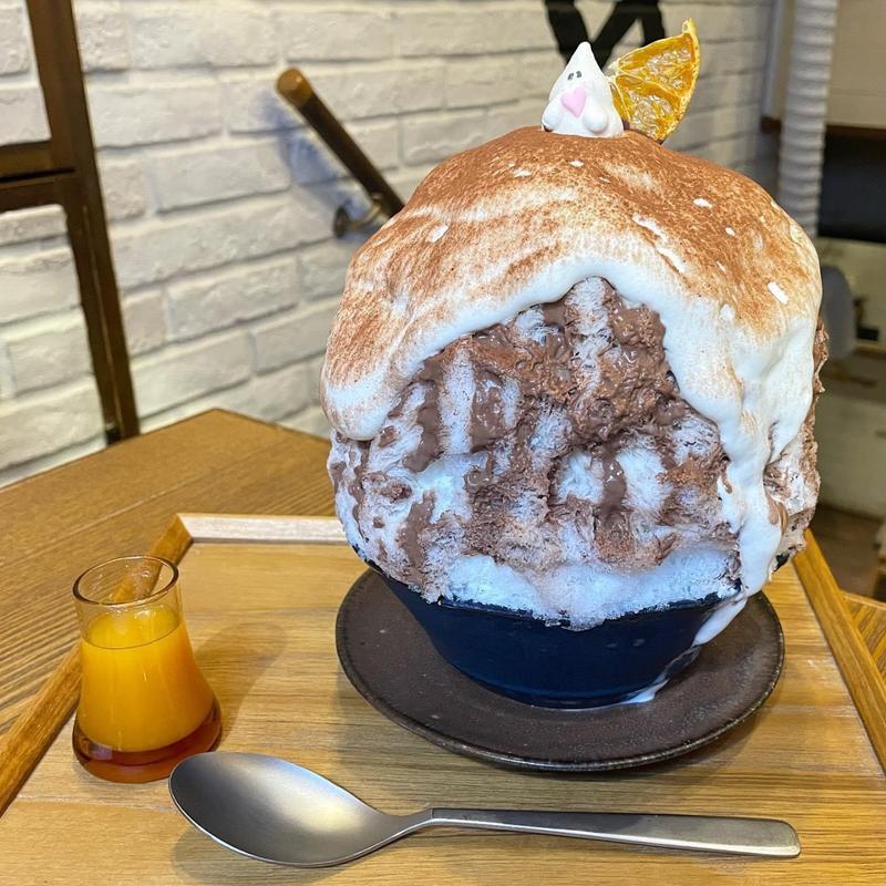 みかんのオランジェットと酒粕レーズンサンドの氷(新宿かき氷専門店 ＊氷おばけ＊)