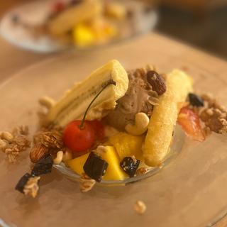 季節のデザート（パイナップルとバナナのトロピカルデザート）(カフェドミーミ（Café de mimi）)