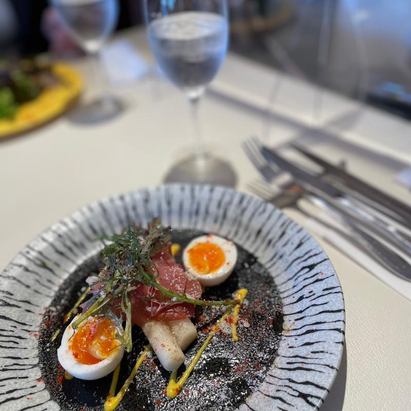 選べる前菜　ホワイトアスパラと生ハムと卵(キッチンベル)