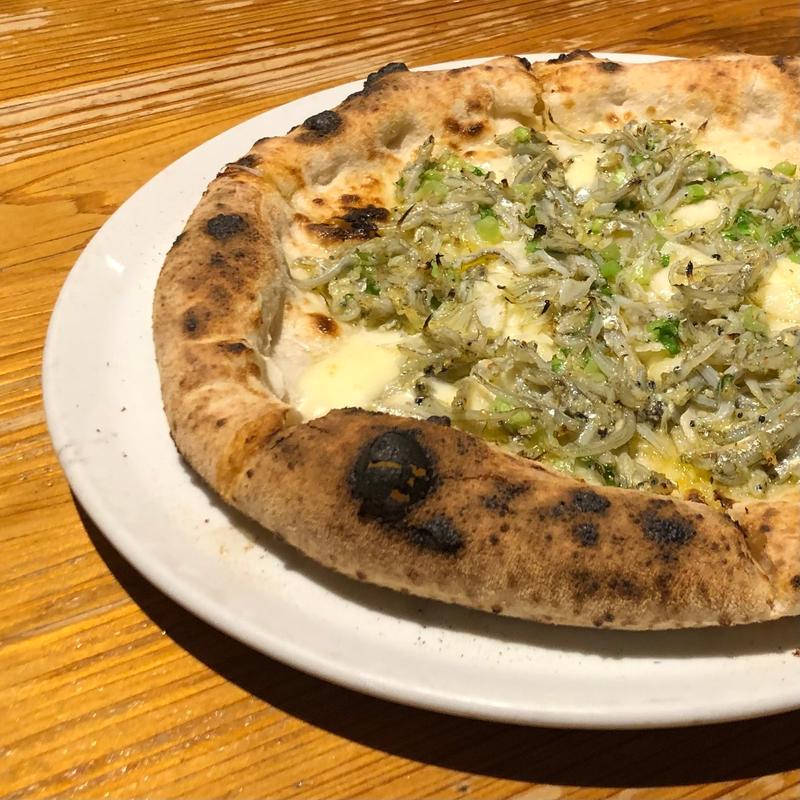 釜揚げしらすとカブのピザ(タケル クインディチ)