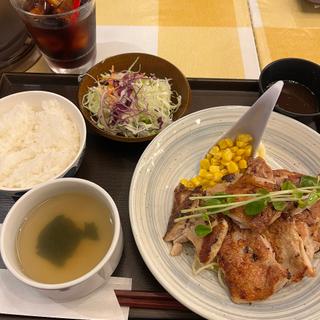チキングリル定食(肉汁ハンバーグITADAKI)