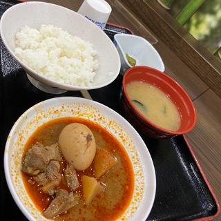 ピリ辛牛タン煮込み定食(レストラン 笑和)